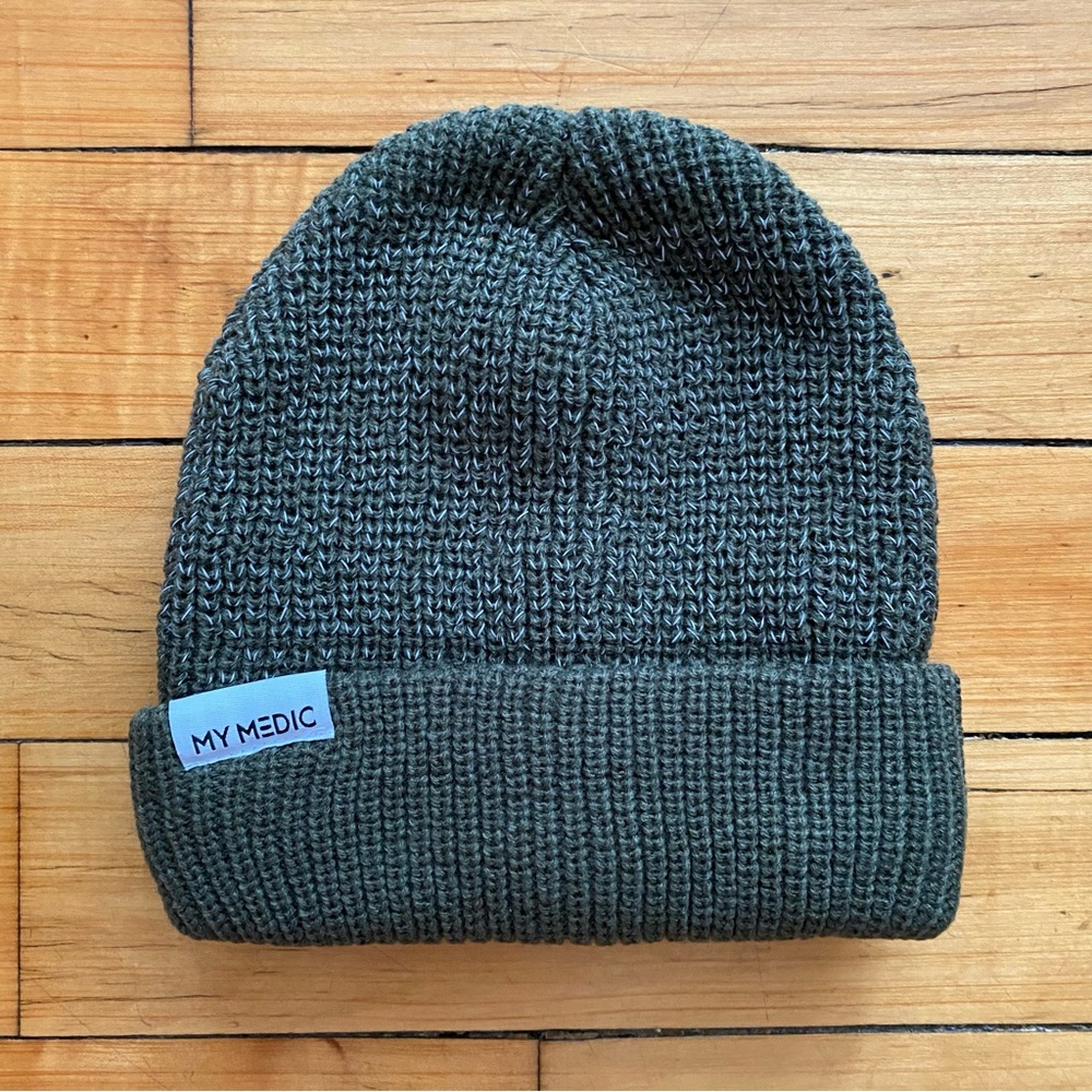 🎄 NWT Olive Green and Grey/Silver Reflective Beanie - One Size